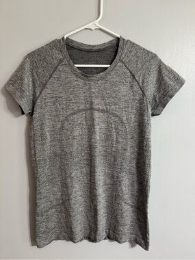 Lululemon Athletica Women’s Gray Heather Short Sleeve Workout Tee Size Medium